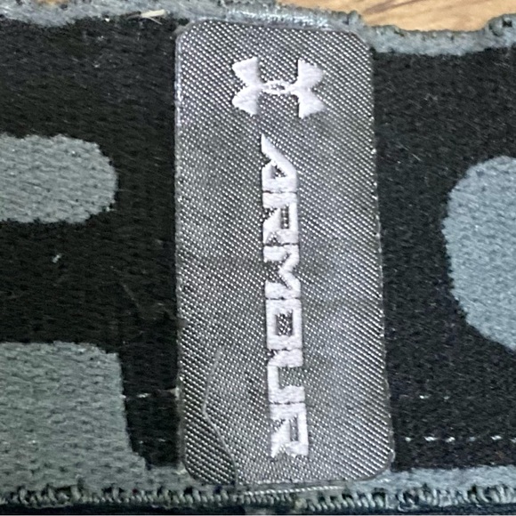 Youth size boys, under armor, three-quarter length compression pants.Heatgear. - Picture 4 of 4